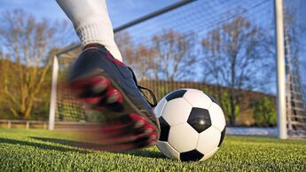 Fußball Kick in Richtung Tor