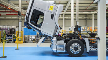Future Truck Center im Mercedes-Benz Werk Wörth: Serienfertigung des batterieelektrisch angetriebenen eActros beginnt 

Future Truck Center at Mercedes-Benz Plant Wörth: Start of Production of battery-electric eActros