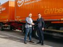 Gebrüder Weiss erweitert seine Transportdienstleistungen in Polen um nationale und internationale Teil- und Komplettladungen (LTL / FTL). Hier: Das Führungsduo Maciej Szczyglowski, Landesleiter Polen Land & Logistik (links) und René Stranz, Area Manager Slowakei und Polen (Quelle: Gebrüder Weiss)