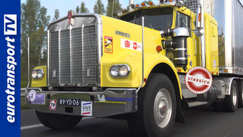 Gelber Kenworth W900A US-Truck-Klassiker mit Chromgrill und Kühlauflieger während einer Fahrt auf der Straße. Der historische amerikanische Truck ist seitlich und frontal zu sehen. Rechts befindet sich ein „Classics“-Siegel, links der blaue eurotransportTV-Balken. Hintergrund mit Bäumen und Autobahnatmosphäre.