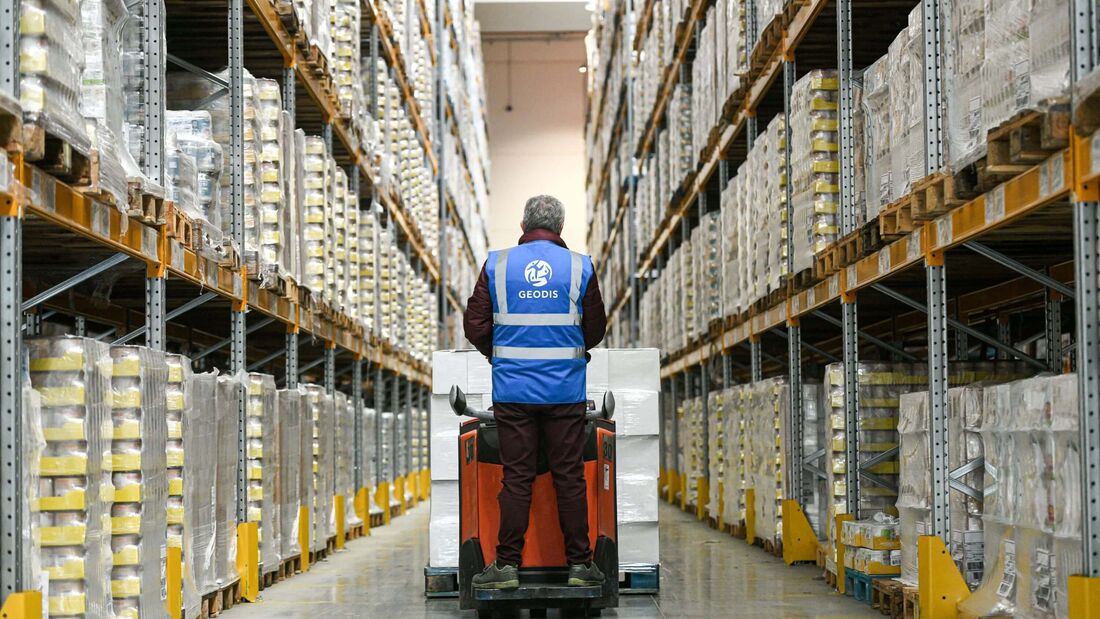 Geodis-Mitarbeiter im Hochregallager