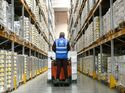 Geodis-Mitarbeiter im Hochregallager