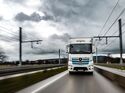 Geplanter Vergleich mit Oberleitungs-Lkw: batterieelektrischer Mercedes-Benz eActros fährt seit Januar auf zukünftiger Oberleitungsstrecke
