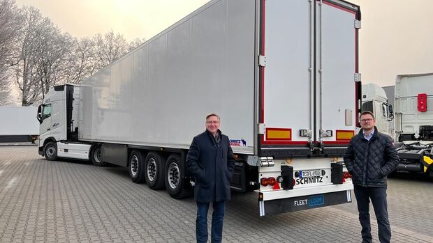 Geschäftsführer Karl-Heinz Neu und Gesellschafter Simon Greiwing (von links) nehmen für Fleetloop neue Schmitz-Cargobull-Kühlauflieger entgegen.