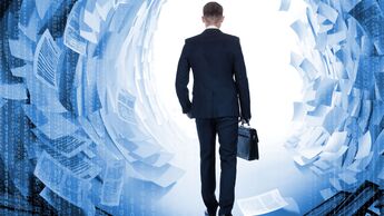 Geschäftsmann läuft durch virtuellen Tunnel von Dokumenten
