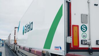 Girteka-Sattelauflieger auf Cargobeamer-Waggon im KV.