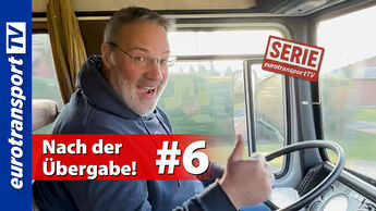 Glücklicher Besitzer des MAN F8 aus der Serie „Auf Achse“ sitzt lachend im Fahrerhaus und zeigt den Daumen hoch. Zu sehen ist ein Roter Serien-Stempel, der Text „Nach der Übergabe! #6“ und eurotransportTV-Logo am linken Bildrand.