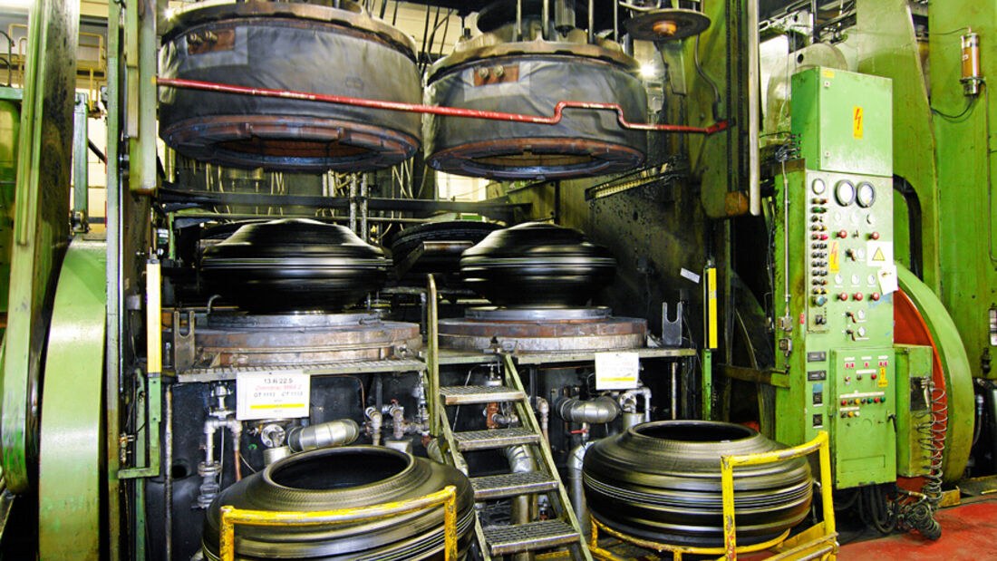 Goodyear Dunlop, Reifenproduktion, Kautschukballen, Lkw-Reifen