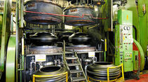 Goodyear Dunlop, Reifenproduktion, Kautschukballen, Lkw-Reifen