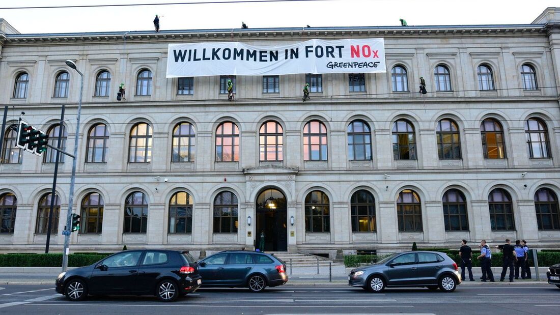Greenpeace-Aktivisten demonstrierten auf dem BMVI-Gebäude.