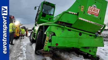 Grüner 20-Tonnen-Mobilkran in starker Schräglage auf vereister Baustraße, im Hintergrund ein gelbes Bergungsfahrzeug im Einsatz, links das eurotransportTV-Logo sichtbar.