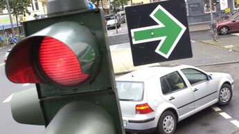 Grüner Pfeil Rote Ampel Stopp