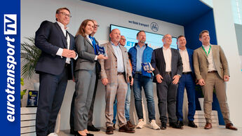 Gruppenbild mit verschiedenen Vertretern des ETM Fehrenkötter Praxistests und den beiden Gewinnern des Tests auf einem Podium.