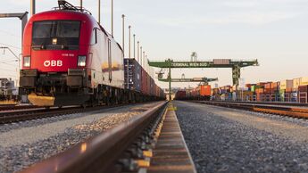 Güterbahn der RCG am Terminal Wien