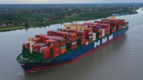 HMM Algeciras beim Erstanlauf in Hamburg