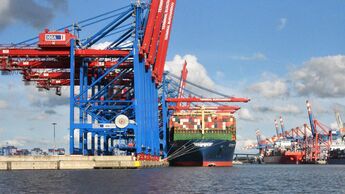 HMM Algeciras beim Löschen und Laden