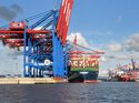 HMM Algeciras beim Löschen und Laden