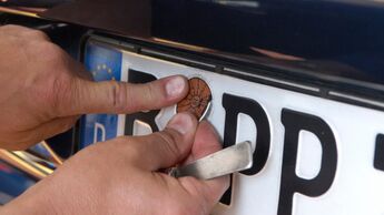 HU-Plakette auf Kennzeichen