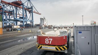 Hamburger Hafen und Logistik, HHLA, Hamburg, elektrischer Containertransporter