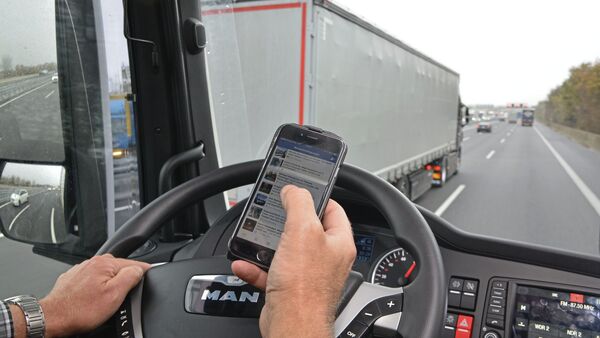 Handy Smartphone Facebook am Steuer