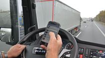 Handy Smartphone Facebook am Steuer