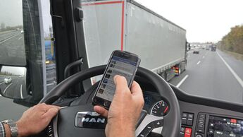 Handy Smartphone Facebook am Steuer