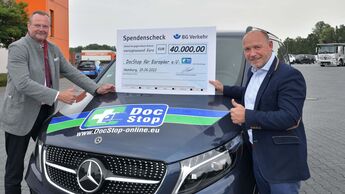 Hanno Harms (BG Verkehr) übergibt die Spende an Joachim Fehrenkötter (DocStop)