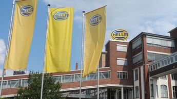 Hella, Standort, Fahnen