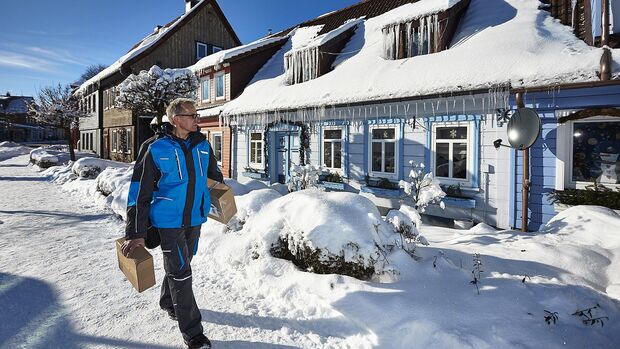 Hermes-Zusteller im Schnee