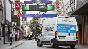 Hermes liefert in Hamburg mit E-Transporter von Emovum aus.