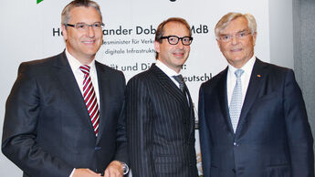 Im Dialog: Minister Alexander Dobrindt (Mitte) mit Dekra-Vorstandschef Stefan Kölbl und dem Ehrenpräsidenten des Präsidialrats, Prof. Dr. Gerhard Zeidler (rechts).