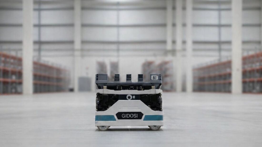 Im Hellmann-Lager bringen Roboter die Regale zum Menschen