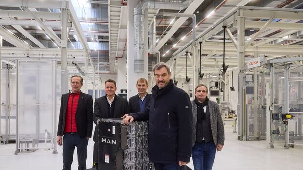 Im Werk in Nürnberg sollen Batterien in Serie produziert werden, Söder besuchte daher das Richtfest.