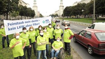 In Berlin demonstrieren VCD-Leute gegen die Feinstaubbelastung 