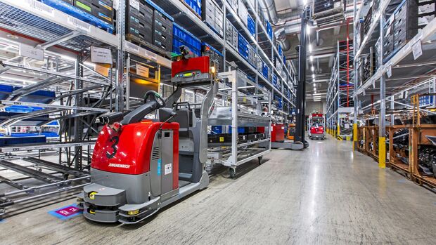 In der Halle B im Güterverkehrszentrum (GVZ) Ingolstadt sind Logistik und Produktion unter einem Dach – ein Idealfall, um effizienten und nachhaltigen Prozessen gerecht zu werden. Rund 500 Audi-Mitarbeiter sind in den Vormontagecentern Hinterachsen- und Cockpitmodul-Fertigung und den zugehörigen Logistikbereichen tätig. Die Halle B ist ein Gemeinschaftsprojekt der AUDI AG und der IFG Ingolstadt.
Im Bild: Automatisiertes Fahrerloses Flurförderzeug holt Material im sogenannten Supermarkt ab, um es zur Vormontagelinie zu transportieren