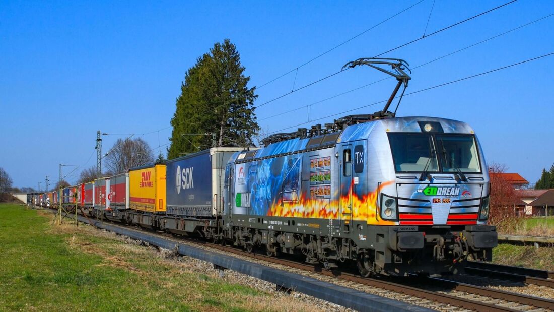Intermodalzug von TX Logistik mit Trailern