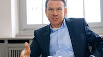 Interview Werkstatt aktuell 03/23, Bernd Spies, Mitglied des Vorstands der Knorr-Bremse AG und verantwortlich für die Division Systeme für Nutzfahrzeuge
Alexander Wagner, Bereichsleiter Aftermarket/TruckServices EMEA bei Knorr-Bremse Systeme für Nutzfahrzeuge

Knut Zimmer
