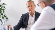 Interview Werkstatt aktuell 03/23, Bernd Spies, Mitglied des Vorstands der Knorr-Bremse AG und verantwortlich für die Division Systeme für Nutzfahrzeuge
Alexander Wagner, Bereichsleiter Aftermarket/TruckServices EMEA bei Knorr-Bremse Systeme für Nutzfahrzeuge

Knut Zimmer

