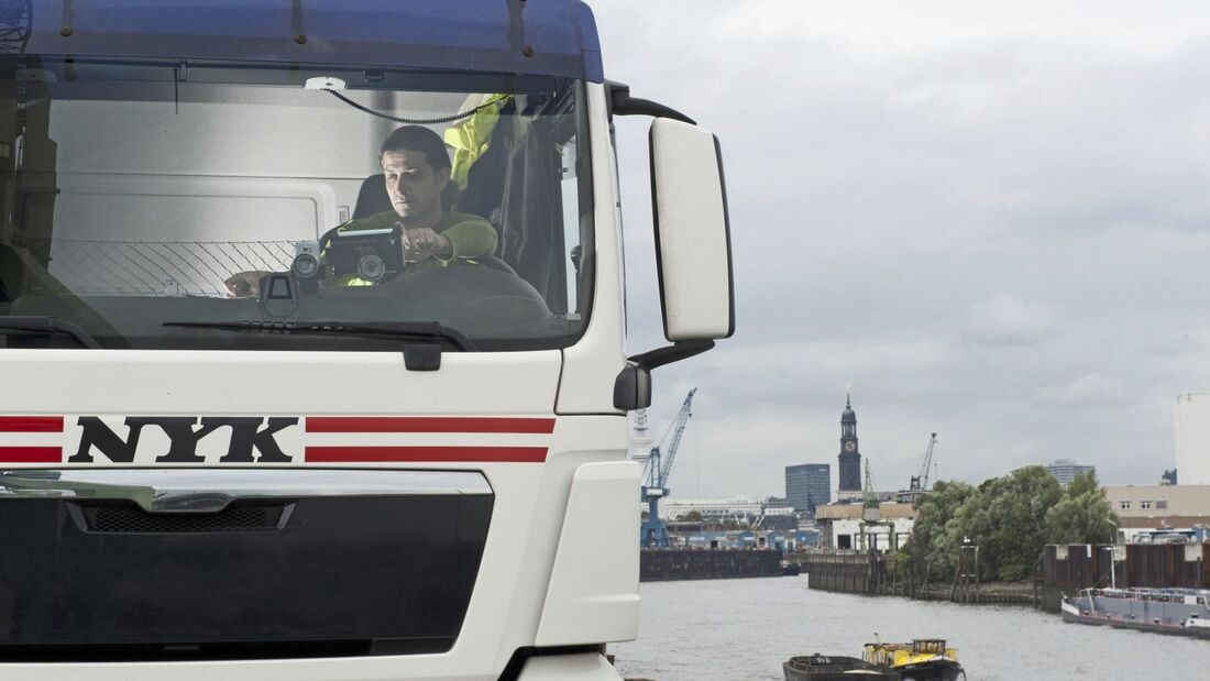 Ismail Devili mit seinem LKW im Hamburger Hafen