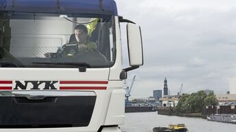 Ismail Devili mit seinem LKW im Hamburger Hafen