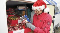 Jacky mit Weihnachtsgeschenken