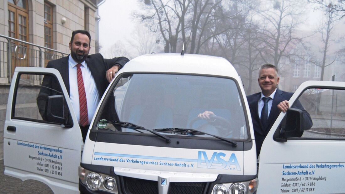 Jens-Uwe Jahnke (re.), Tobias Hinze, Landesverband des Verkehrsgewerbes Sachsen-Anhalt (LVSA)
