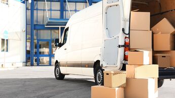 KEP-Transporter beim Zustellen von Paketen