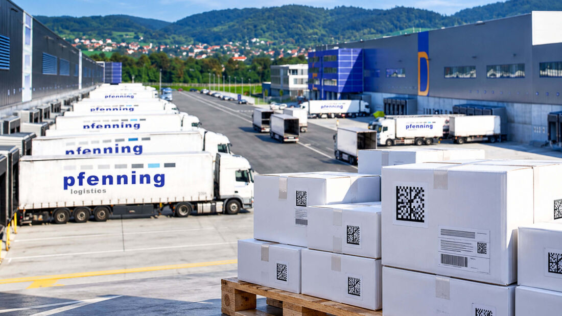 KI-Montage auf Basis eines Pfenning-Fotos: Pharma-Versandkartons mit Data-Matrix-Codes vor einem Logistikzentrum der Pfenning-Gruppe.