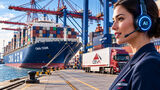 KI-generierte Bildmontage mit CMA-CGM-Containerschiff am Hafen, CEVA-Logistics-Lkw und einer virtuellen KI-Assistentin mit Headset. Das Motiv illustriert den Einsatz künstlicher Intelligenz im Vertrieb und Kundenservice der Reederei.
