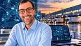 KI-generierte Bildmontage mit Steven Van Cauteren, dem neuen Chief Revenue Officer von Cargomotion. Im Hintergrund sind ein Logistikzentrum mit Lkw, eine digitale Europakarte mit Transportverbindungen und eine symbolische Logistiksoftware-Oberfläche zu sehen.