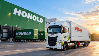 KI-generierte Montage eines Hellmann-Lkw vor einer grünen Honold-Logistikimmobilie mit Honold-Aufliegern. Hellmann übernimmt das Sammelgutgeschäft von Honold in Neu-Ulm.