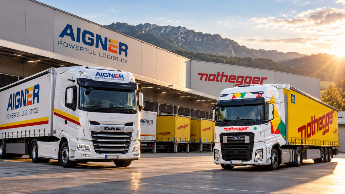 KI-generiertes Bild auf Basis von Unternehmensfotos: Ein weißer Aigner-Sattelzug und ein gelb-weißer Nothegger-Lkw stehen vor einer Logistikhalle. Im Hintergrund sind weitere Lkw und eine Berglandschaft zu sehen.