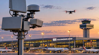 KI-generiertes Symbolbild einer Drohne über einem Flughafen mit technischer Drohnendetektion im Vordergrund.