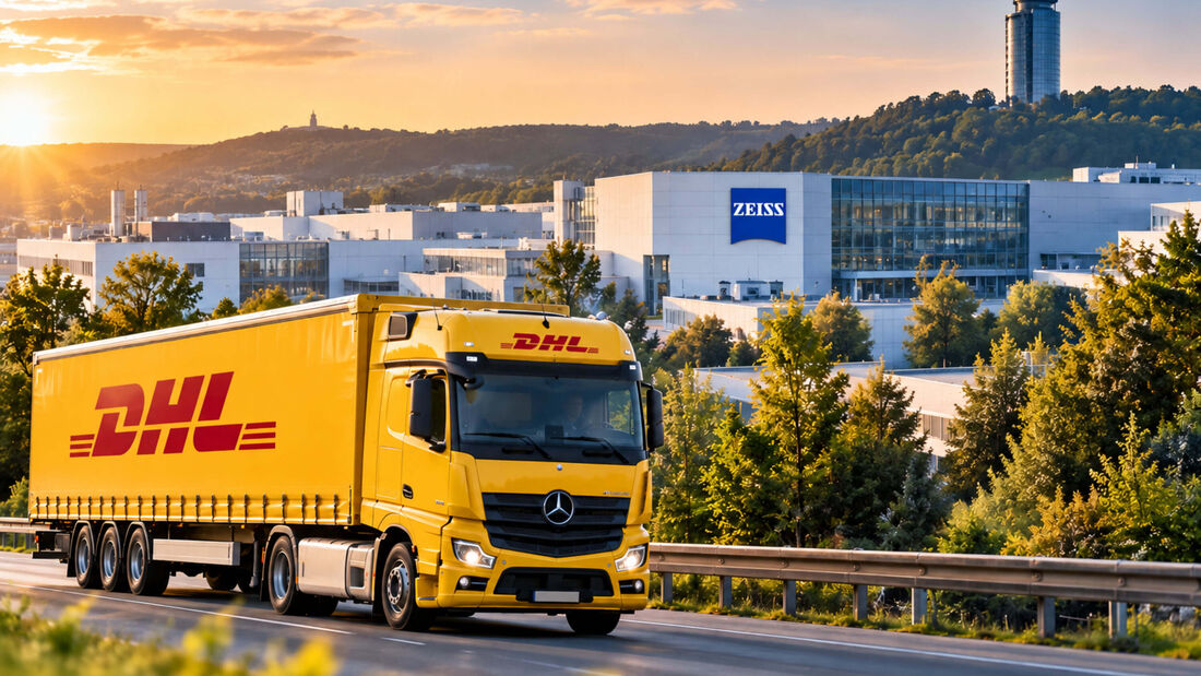 KI-generiertes Symbolbild mit gelbem DHL-Lkw vor einem modernen Technologiecampus mit Zeiss-Schriftzug. Das Motiv illustriert die Hightech-Strategie von DHL Supply Chain in der Region Jena.